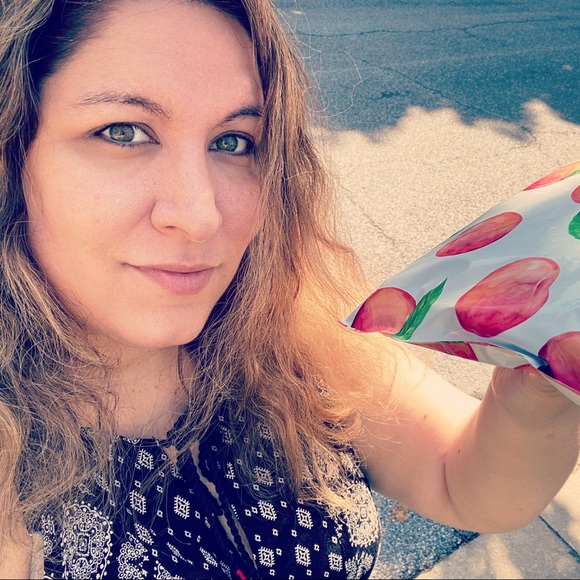 Meet your Posher, Claudia - Picture 1 of 3